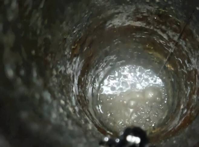 자난 10억년 동안 지구 지각 깊숙한 곳에서 생성된 천연수소가 현재 전 세계 석유 소비량 기준으로 17만년분에 해당한다는 연구 결과가 나왔다. 캐나다 지하수에서 지구 표면으로 방출되는 천연수소 기포. 토론토대 제공