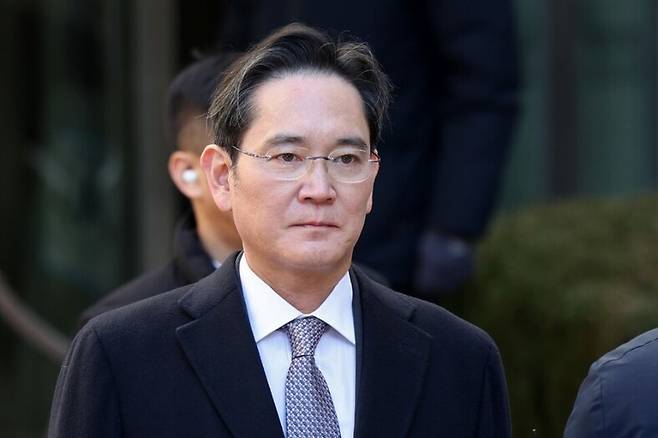 이재용 삼성전자 회장이 지난 2월 3일 오후 서초구 서울고법에서 열린 그룹 경영권 승계 관련 부당합병·회계부정 의혹 항소심 선고공판에서 무죄 판결을 받은 뒤 법원을 나서고 있다. 연합뉴스