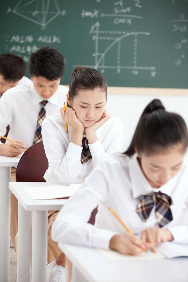 고등학교에서는 고교학점제를 통해 진로와 적성 맞춤 수업을 하게 했지만, 정작 대입에서는 대학의 자유전공·무전공 선발을 확대하도록 하는 등 교육부의 ‘엇박자’ 정책도 고교학점제 무력화의 원인 중 하나로 꼽힌다. 게티이미지뱅크