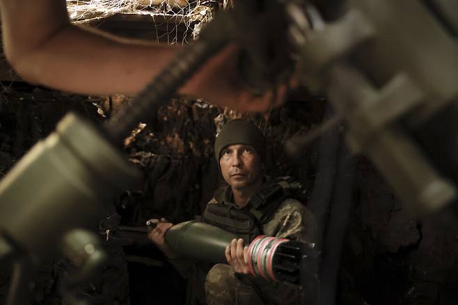 지난달 27일 우크라이나 도네츠크주의 요충지 차시우 야르 인근에서 한 우크라이나 병사가 러시아군 진지를 향해 120mm 박격포를 발사하려 하고 있다. 우크라이나 제24기계화여단 제공=AP통신