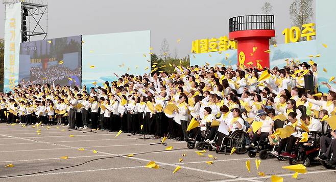 ‘세월호 참사 10주기 기억식’이 2024년 4월16일 오후 경기도 안산시 단원구 화랑유원지에서 열려, 4·16합창단과 시민합창단으로 이뤄진 ‘4160인 합창단’이 ‘한 그리움이 다른 그리움에게’를 합창한 뒤 노란색 종이비행기를 날리고 있다. 백소아 기자 thanks@hani.co.kr
