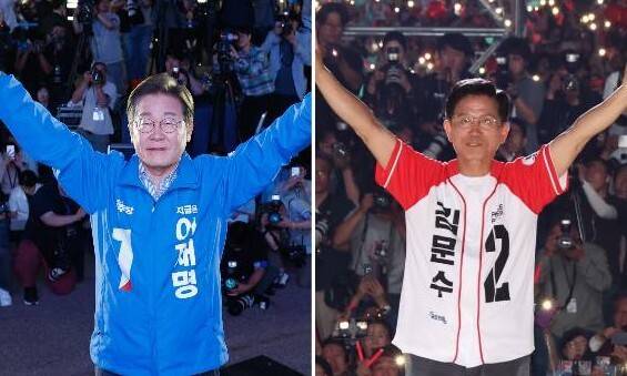 제21대 대통령 선거를 하루 앞둔 2일 이재명 더불어민주당 대통령 후보(왼쪽)와 김문수 국민의힘 대통령 후보가 ​마지막 집중유세에서 손을 들어 인사하고 있다. 공동취재사진