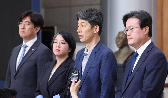 국회 행정안전위원회 소속 의원들이 1일 서울 서대문구 경찰청을 방문해 '리박스쿨' 의혹 규명을 요구한 뒤 취재진 질문에 답하고 있다. 왼쪽부터 김성회 더불어민주당 의원, 용혜인 기본소득당 의원, 윤건영·채현일 민주당 의원. 뉴스1