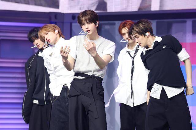 아이돌 그룹 투어스가 4월 21일 서울 용산구 블루스퀘어에서 열린 앨범 발매 쇼케이스에서 무대를 선보이고 있다. 연합뉴스