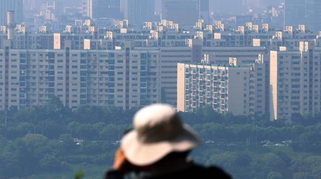 1일 서울 성동구 응봉산에서 강남구 압구정동 현대아파트가 보이고 있다. 뉴시스
