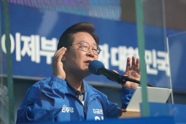 이재명 더불어민주당 대선 후보가 막바지 '험지 공략'에 나선 1일 울산 일산해수욕장 앞에서 시민들에게 지지를 호소하고 있다. 울산=연합뉴스