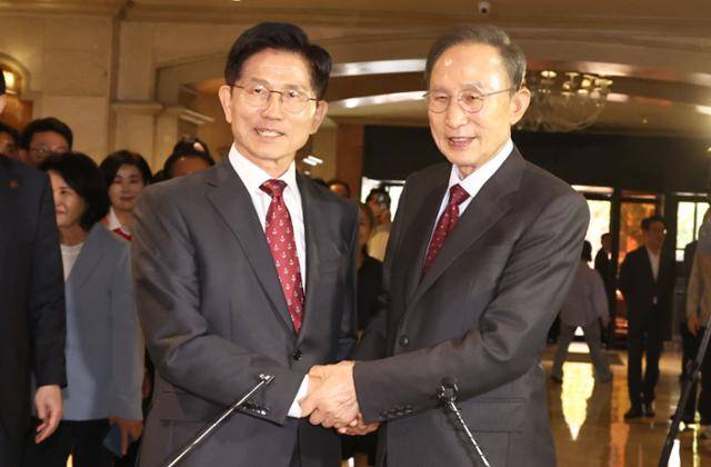 김문수(왼쪽) 국민의힘 대선 후보와 이명박 전 대통령이 지난달 27일 서울 여의도 켄싱턴호텔에서 만나 손을 맞잡고 있다. 정다빈 기자