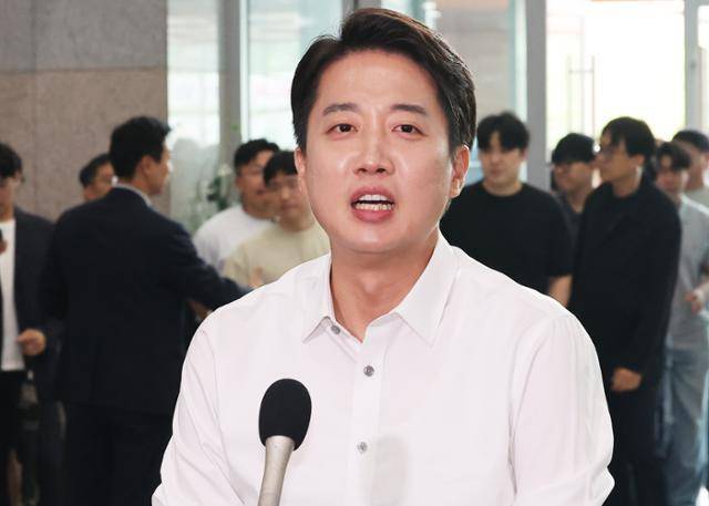 이준석 개혁신당 대선 후보가 2일 경기 시흥시 정왕동 한국공학대학교에서 열린 '학식 먹자 이준석' 행사에 참석해 취재진 질문에 답하고 있다. 연합뉴스