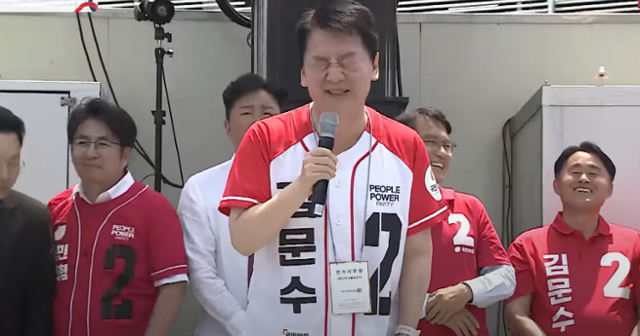 지난달 29일 안철수(가운데) 국민의힘 의원이 인천 미추홀구에서 김문수 국민의힘 대선 후보 유세 중 "이재명 후보를 찍어야 한다"고 발언한 뒤, 실수를 알아채리고는 두 눈을 질끈 감은 채 멋쩍은 웃음을 짓고 있다. 유튜브 국민의힘TV 캡처