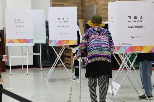 21대 대통령선거 사전투표 이틀째인 30일 인천 부평구청에 마련된 투표소에서 몸이 불편한 한 유권자가 기표소로 향하고 있다. 연합뉴스