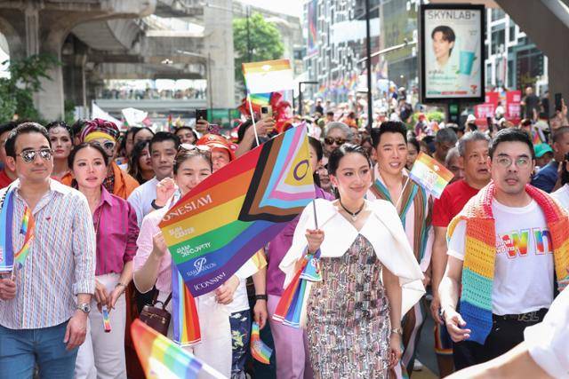패통탄 친나왓(앞줄 오른쪽 두 번째) 태국 총리가 1일 방콕에서 열린 성소수자 퍼레이드에서 성소수자를 상징하는 6색 무지개 깃발을 들고 시민들과 함께 행진하고 있다. 방콕=로이터 연합뉴스
