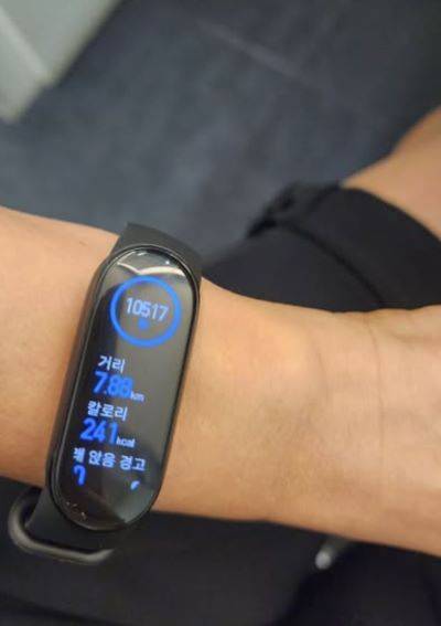 한혜연이 오전에 러닝 후 스마트 워치로 운동 기록을 인증하는 모습./사진=한혜연 인스타그램 캡처