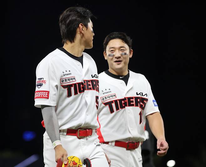 <yonhap photo-5429="">23일 광주기아챔피언스필드에서 열린 프로야구 삼성 라이온즈와 KIA 타이거즈의 경기. KIA 김도영(왼쪽)과 윤도현이 3회말 공격을 마치고 함께 이야기를 나누며 더그아웃으로 향하고 있다. 2024.9.23 [연합뉴스]</yonhap>