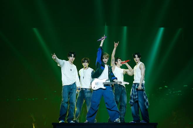 그룹 투모로우바이투게더. 사진출처=2025 위버스콘 페스티벌