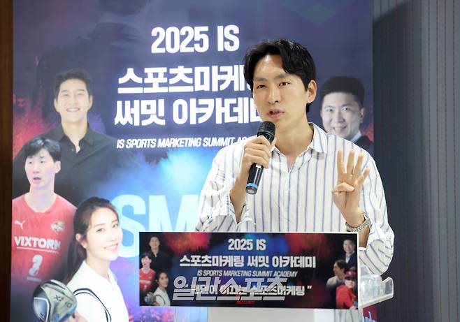 '일간스포츠(IS) 스포츠 마케팅 써밋 아카데미(Sports Marketing Summit Academy·SMSA)'가 28일 오후 서울 중구 KG타워에서 열렸다. 스피드스케이팅 이승훈 선수가 '쇼트트랙부터 스피드스케이팅까지 빙상 레전드 스토리''를 얘기 하고있다. 올해로 3회째를 맞는 SMSA는 매주 스포츠마케팅 최고전문가들과 화려한 셀럽 라인업을 강단으로 구성, 6월 18일까지 (매주 수요일) KG타워 13층 대회의실(서울 중구 통일로 92)에서 진행된다. 정시종 기자 capa@edaily.co.kr /2025.05.28.