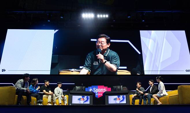 <yonhap photo-5644="">이재명 더불어민주당 대통령 후보가 지난달 17일 광주 동구 조선대학교에 위치한 광주e스포츠경기장에서 열린 e스포츠 산업 간담회에서 게임 업계 관계자들과 대화하고 있다. 연합뉴스</yonhap>