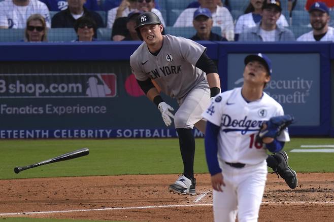 <yonhap photo-2227=""> New York Yankees' Ben Rice, left, hits a two-run home run as Los Angeles Dodgers starting pitcher Yoshinobu Yamamoto watches during the third inning of a baseball game Sunday, June 1, 2025, in Los Angeles. (AP Photo/Mark J. Terrill)/2025-06-02 09:40:58/ <저작권자 ⓒ 1980-2025 ㈜연합뉴스. 무단 전재 재배포 금지, AI 학습 및 활용 금지></yonhap>