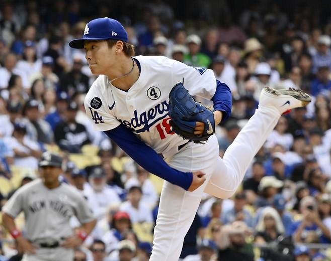 <yonhap photo-3004="">2일(한국시간) 뉴욕 양키스전에 선발 등판, 투구하는 야마모토의 모습. [UPI=연합뉴스]</yonhap>