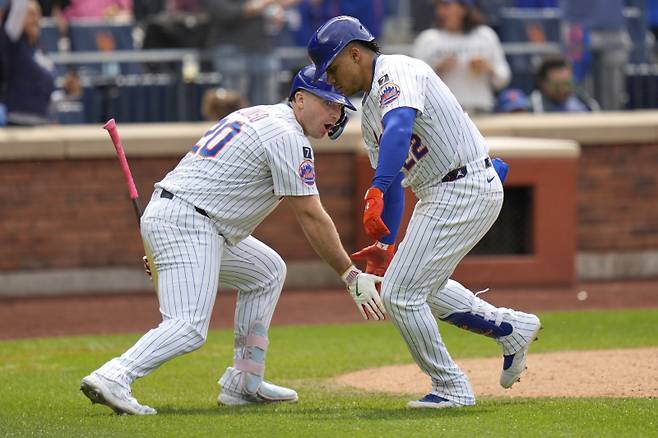 <yonhap photo-1211="">2일(한국시간) 콜로라도와의 홈경기에서 홈런 세리머니를 펼치는 피트 알론소(왼쪽)와 후안 소토. [AP=연합뉴스]</yonhap>