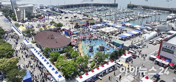 제15회 뱃놀이 축제가 열리고 있는 전곡항 전경 모습 [사진=화성시]