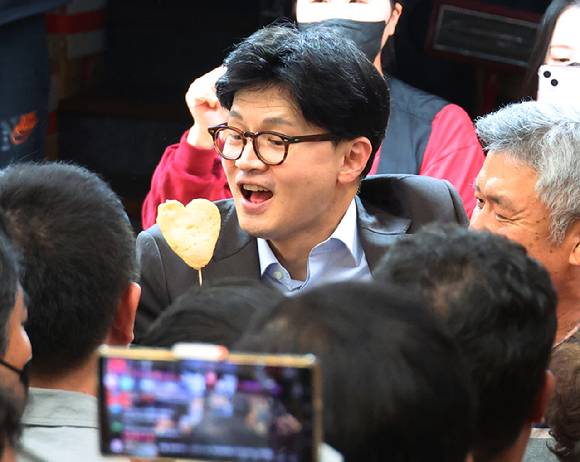 한동훈 전 국민의힘 대표가 대선 경선 후보로 뛰던 지난 2일 오후 부산 중구 부평동 부평깡통시장을 찾아 어묵을 맛보고 있다.  [사진=연합뉴스]