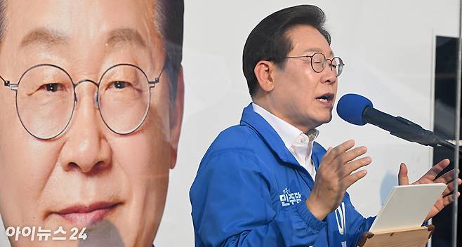 이재명 더불어민주당 대선 후보가 지난달 29일 오후 서울 서초구 고속버스터미널 앞에서 유세를 하고 있다. [사진=곽영래 기자]