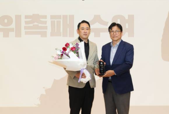 도성훈 인천광역시교육감이 2일 최태웅 대한배구협회 유소년 이사를 홍보 대사로 위촉 한 뒤 기념 촬영을 하고 있다. [사진=인천시교육청]