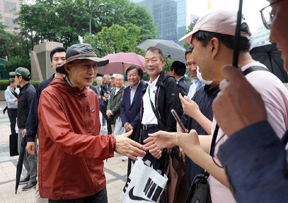 이명박 전 대통령이 청계천 복원 20주년을 맞아 2일 서울 종로구 청계천을 산책하며 시민들과 인사하고 있다.  [사진=연합뉴스]
