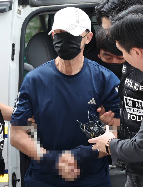 서울 지하철 5호선 열차 안에 불을 지른 60대 남성이 2일 영장실질심사를 위해 서울 양천구 서울남부지법에 출석하고 있다. 2025.6.2 [사진=연합뉴스]