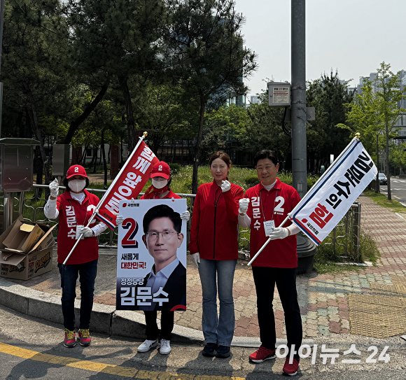 박용선 경북도의원(오른쪽 첫번째)이 21대 대선 국민의 힘 중앙선대위 유세본부 지방자치 총괄 단장을 맡아 선거운동원들과 도보 유세를 벌이고 있다. [사진=박용선 경북도의원]