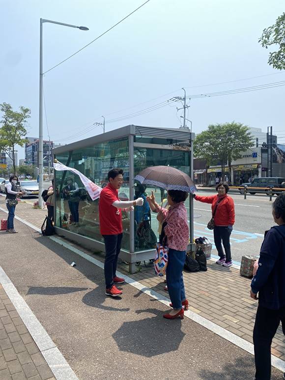 박용선 경북도의원(왼쪽)이 21대 대선 국민의 힘 중앙선대위 유세본부 지방자치 총괄 단장을 맡아 선거운동원들과 도보 유세를 벌이고 있다. [사진=박용선 경북도의원]