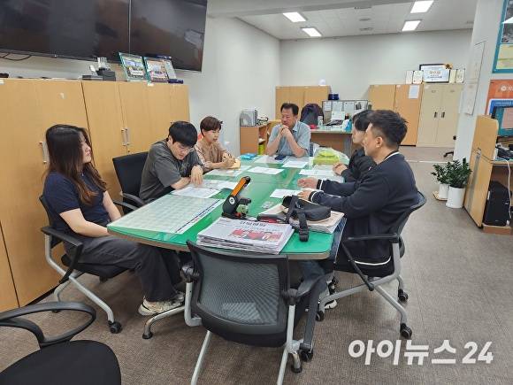 포항시가 올해 1월 조직 개편과 함께 도시안전주택국 안전총괄과 내에 신설한 '재난상황TF' 회의 모습. [사진=포항시청]