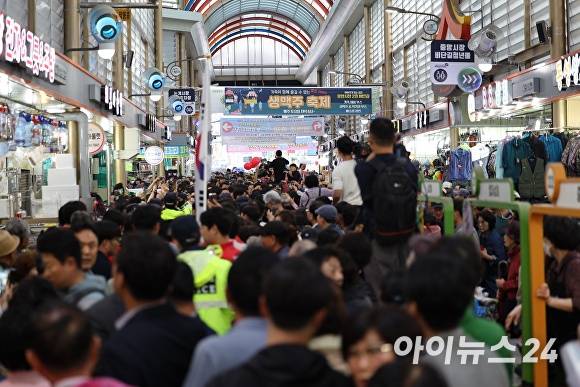 2일 박근혜 전 대통령의 경남 진주 중앙시장 방문을 환영하기 위해 시민들이 구름같이 모여들고 있다. [사진=임승제 기자]