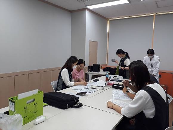 경북교육청이 현업 근로자 대상 '찾아가는 건강증진 프로그램'을 운영하고 있다. [사진=경북교육청]