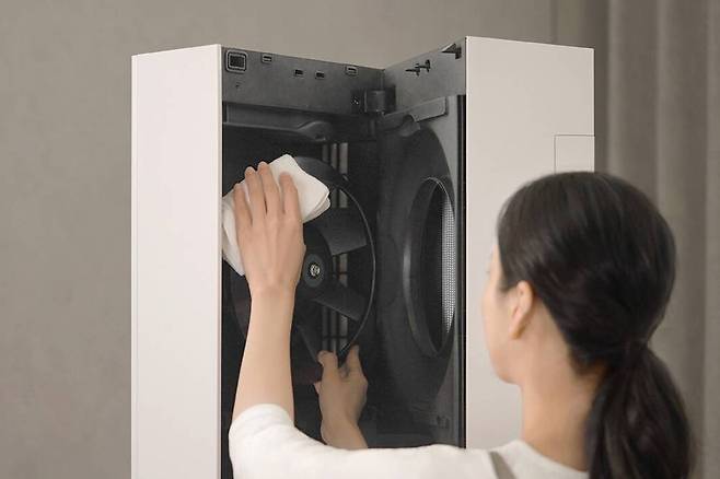 LG전자 에어컨에 있는 ‘클린뷰’ 기능, 직접 사용자가 커버를 열어 내부 팬 등을 닦을 수 있다 / 출처=LG전자