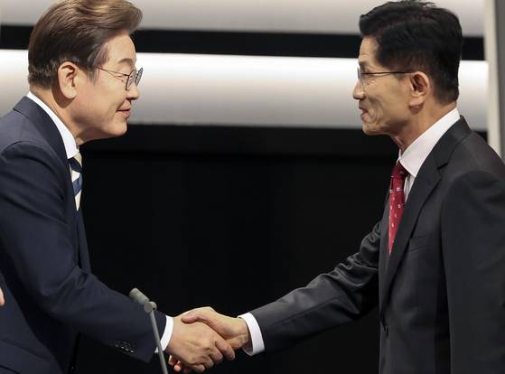 이재명 민주당 대통령 후보와 김문수 국민의힘 대통령 후보가 5월 23일 중앙선거방송토론위원회 주관 제21대 대통령선거 2차 후보자 토론회 시작에 앞서 악수하고 있다. 두 후보는 승패의 갈림길에 섰다.[뉴스1]