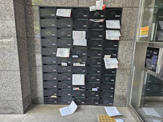 1일 서울 용산구 한 아파트 우편함에 선거공보물이 꽂혀 있다. 55세대 중 11세대가 가져가지 않았다. 이수민 기자