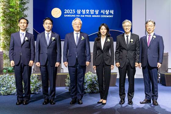 30일 서울 신라호텔에서 열린 ‘2025 삼성호암상 시상식’에서 기념 촬영을 하고 있다. (왼쪽부터) 과학상 물리·수학 부문 신석우 UC버클리 교수, 과학상 화학·생명과학 부문 정종경 서울대 교수, 공학상 김승우 카이스트 명예교수, 의학상 글로리아 최 MIT 교수, 예술상 구본창 사진작가, 사회봉사상 김동해 사단법인 비전케어 이사장. 사진 호암재단.