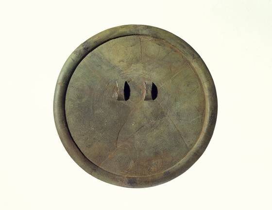 화순 대곡리 유적의 다뉴정문경은 거미줄 같은 촘촘한 무늬가 특징이다. ⓒ국립청주박물관