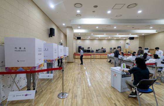 제21대 대통령선거 사전투표 둘째날인 지난달 30일 오후 서울 용강동 사전투표소에서 사전투표가 진행되고 있다. 김정훈 기자