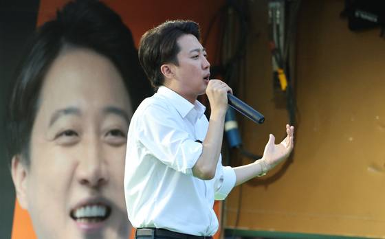 이준석 개혁신당 대통령 후보가 1일 오후 서울역 광장에서 시민들에게 지지를 호소하고 있다. 뉴스1