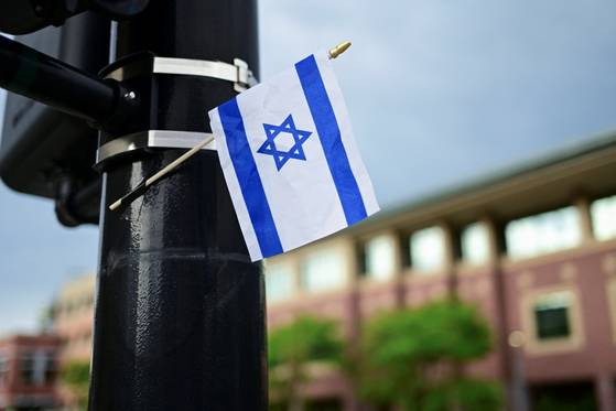 1일(현지시간) 미국 콜로라도주 볼더에서 6명이 부상을 입은 사건 현장 근처에 이스라엘 국기가 부착돼있다. 로이터=연합뉴스