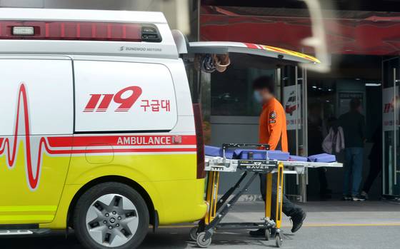 지난달 대전의 한 병원 응급실 앞에 환자를 이송한 119구급차가 주차돼 있다. 프리랜서 김성태