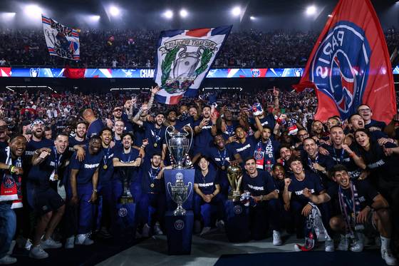 챔피언스리그 우승 세리머니 펼치는 PSG 선수들. EPA=연합뉴스