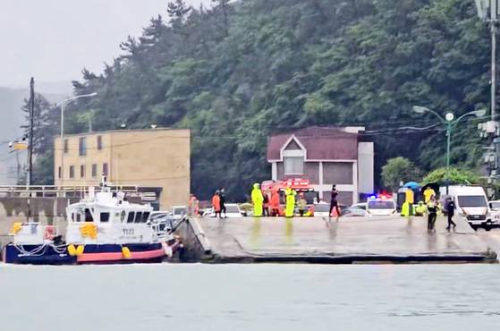 수색 중인 목포 해경. 사진 목포해양경찰서