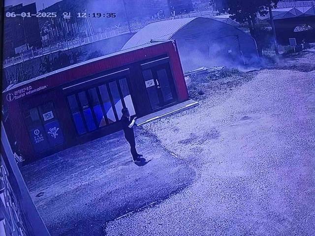 ▲ 남진삼 평창군의장이 지난 1일 대관령눈꽃축제장 주변에서 발생한 화재를 발견, 초기 진화로 대형 피해를 예방한 것이 알려져 화제다. 남 의장이 화재를 발견하고 신고하는 모습 CCTV 영상. 평창소방서 제공.