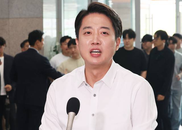 ▲ 개혁신당 이준석 대선 후보가 2일 경기도 시흥시 정왕동 한국공학대학교에서 열린 ‘학식먹자 이준석’ 행사에서 취재진 질문에 답하고 있다. 연합뉴스