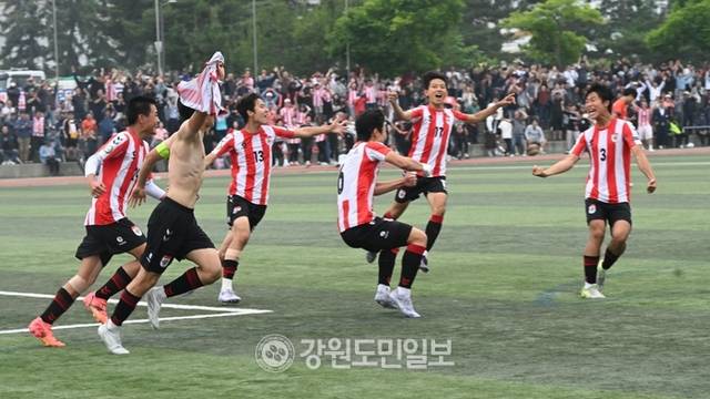 ▲ 2일 강릉 강북구장에서 열린 금강대기 전국고등학교 축구대회 강릉 중앙고와 경기 HSFA의 결승전 경기에서 연장 전반 이언민(강릉 중앙고)이 골을 성공시킨 후 환호하고 있다. 김정호 기자