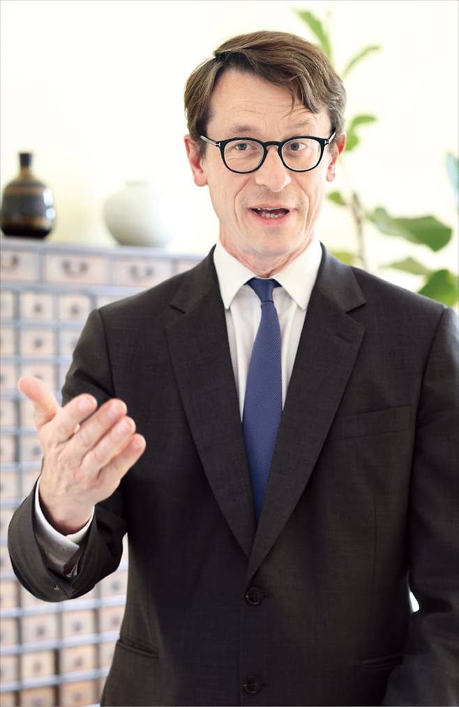 필립 베르투 주한프랑스대사가 지난달 26일 서울 서대문구 합동 주한프랑스대사관에서 한국경제신문과 인터뷰하고 있다. 베르투 대사는 “내년 한국·프랑스 수교 140주년을 맞아 양국 간 협력이 확대되길 바란다”고 말했다.  최혁 기자