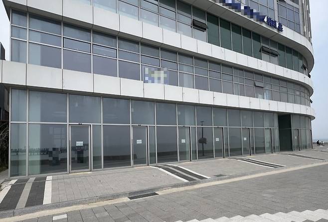 1층 상가가 모두 빈 거북섬의 한 상가 건물. 사진=손주형 기자